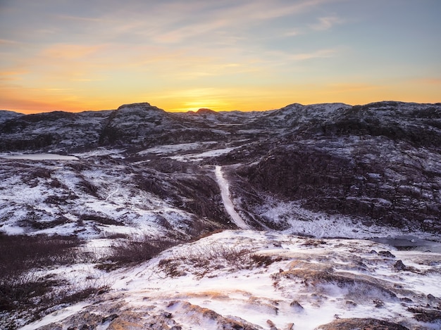 Route D'hiver Glacée à Travers Les Collines De La Toundra La Faune Du Nord