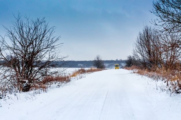 Route d'hiver sur laquelle le bus roule