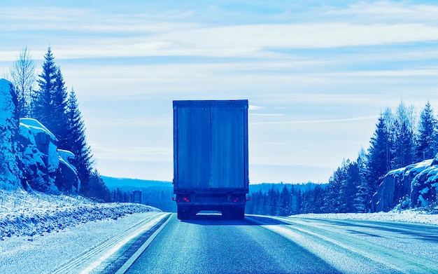 Route d'hiver avec de la neige. Camion en Finlande. Voiture de camion et paysage froid de Laponie. Forêt européenne. Balade sur l'autoroute de la ville finlandaise. Chaussée et parcours street trip enneigé. Livraison en conduite d'allée en descente