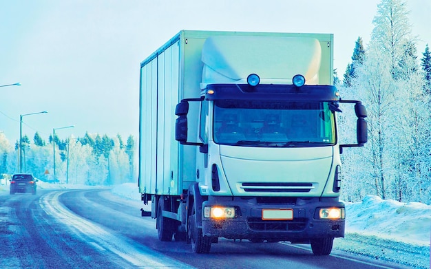 Route d'hiver avec de la neige. Camion en Finlande. Voiture de camion et paysage froid de Laponie. Forêt européenne. Balade sur l'autoroute de la ville finlandaise. Chaussée et parcours street trip enneigé. Livraison en conduite d'allée en descente