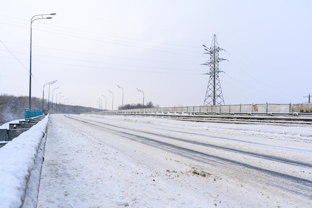 Route d'hiver avec de la neige