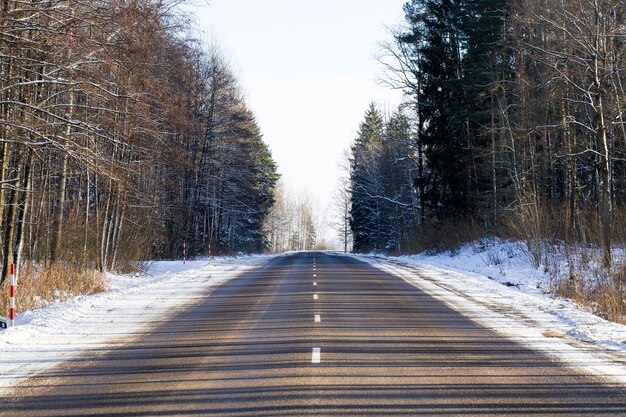 Photo route d'hiver pavée