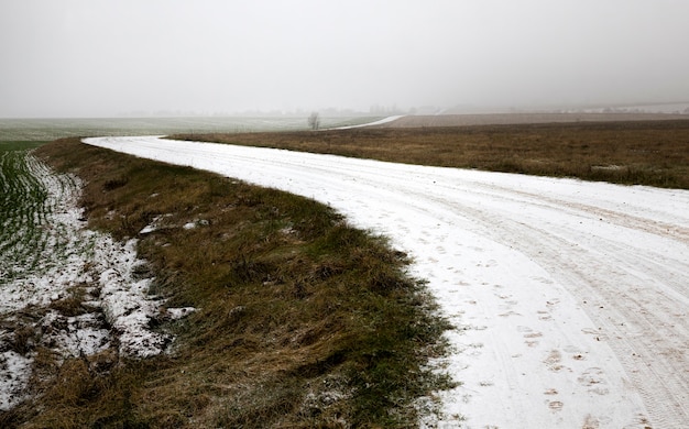 Route d'hiver pour conduire des voitures en hiver, recouverte de neige après les chutes de neige