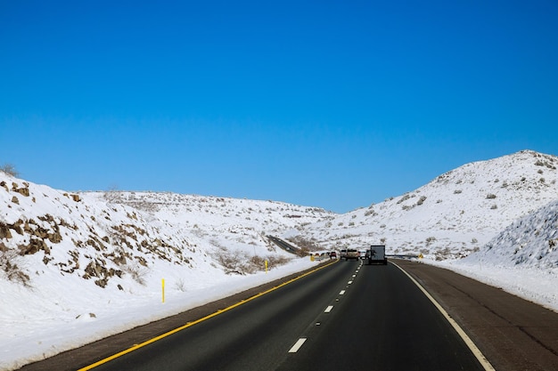 Route inter-états de neige de montagne fraîche fraîchement tombée dans le désert de l'arizona après la tempête de neige