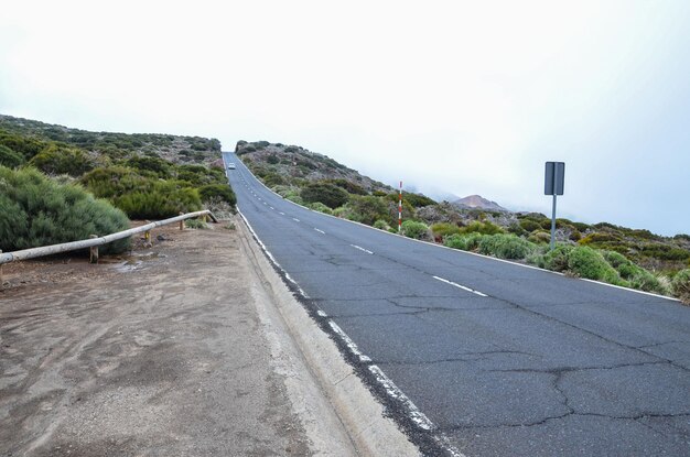 Route le jour nuageux dans le Parc National El Teide Tenerife Espagne