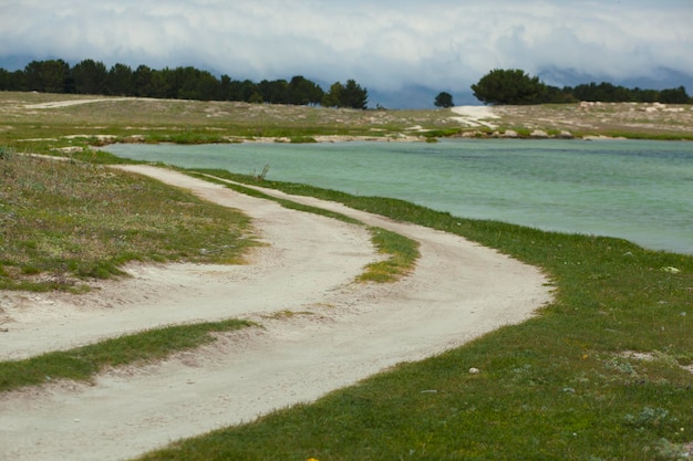 Route et lac sous le ciel