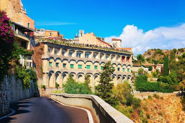 Route le long du rocher dans la ville de Taormina, Sicile, Italie