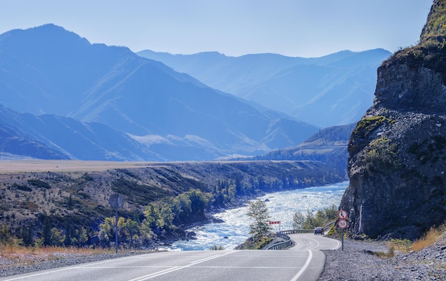 La route longe la rivière de montagne