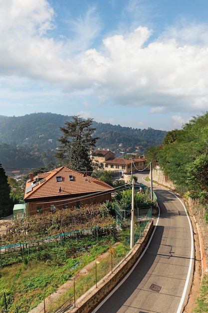 Route et maisons à la périphérie de Turin Italie