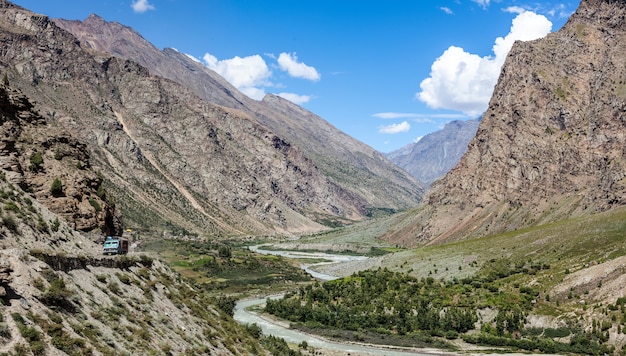 Route de Manalileh dans l'himalaya indien avec camion himachal pradesh inde