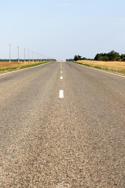 Route avec un marquage sur le fond de la nature