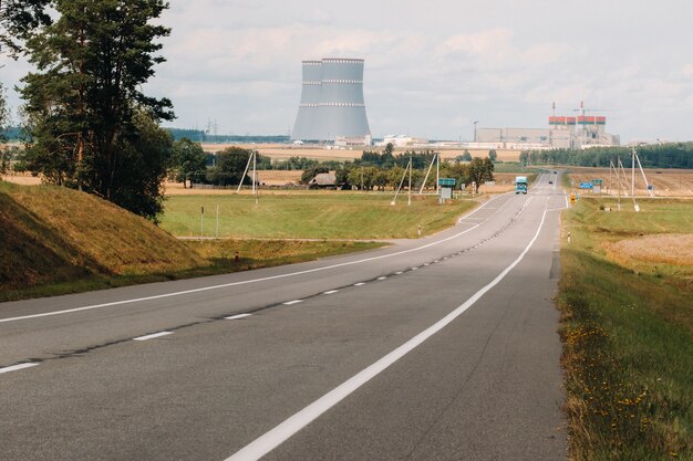 La route menant à la centrale nucléaire du quartier des Ostrovets
