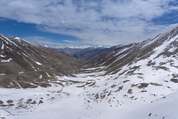 La route menant à la montagne au nord de la région himalayenne de l'Inde indienne est la partie de l'Himalaya