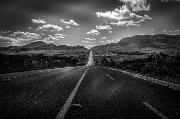 Photo une route menant vers les montagnes contre le ciel