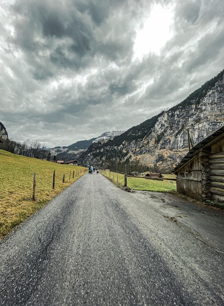 Une route menant vers les montagnes contre le ciel