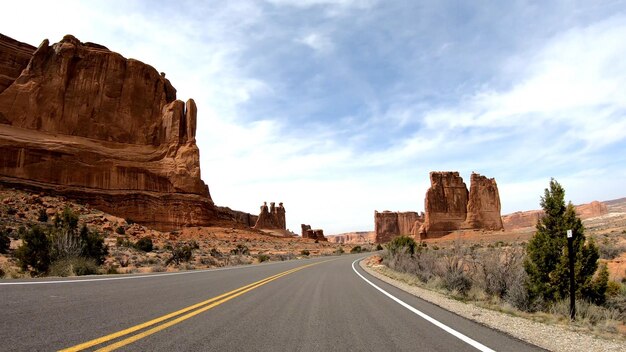 Photo une route menant vers les montagnes contre le ciel