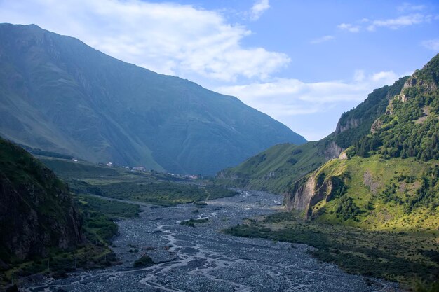 Route militaire géorgienne Montagnes du Caucase Belle région montagneuse avec une rivière