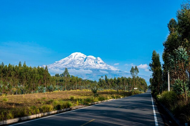 Une route avec une montagne en arrière-plan