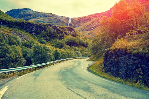 Route de montagne au coucher du soleil Nature Norvège