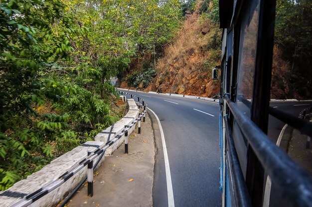 Route de montagne au temple de Balaji à la colline de Tirumala