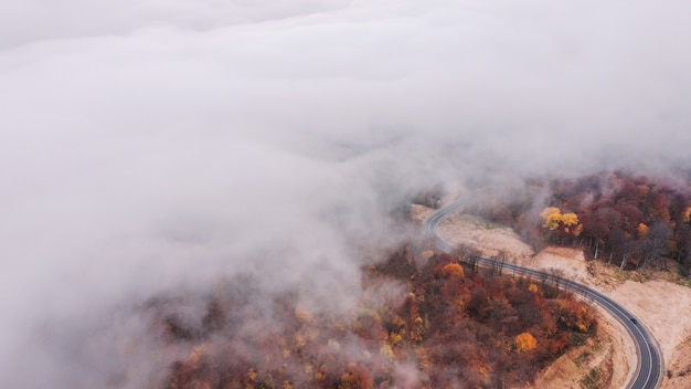 Route de montagne d'automne