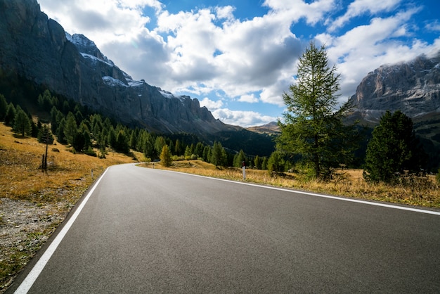 Route de montagne Autoroute du Mont Dolomite - Italie