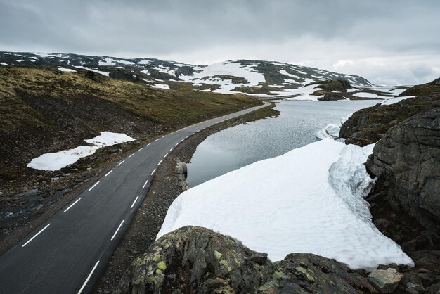 Route de montagne de Bjorgavegen en Norvège