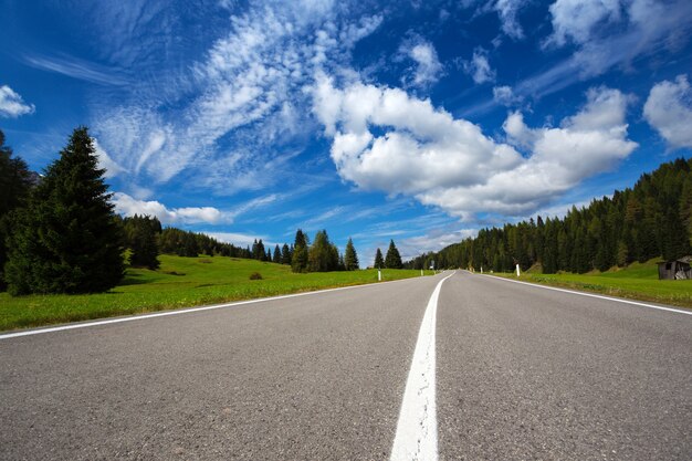 Route de montagne et ciel bleu dans les montagnes Dolomites, Italie