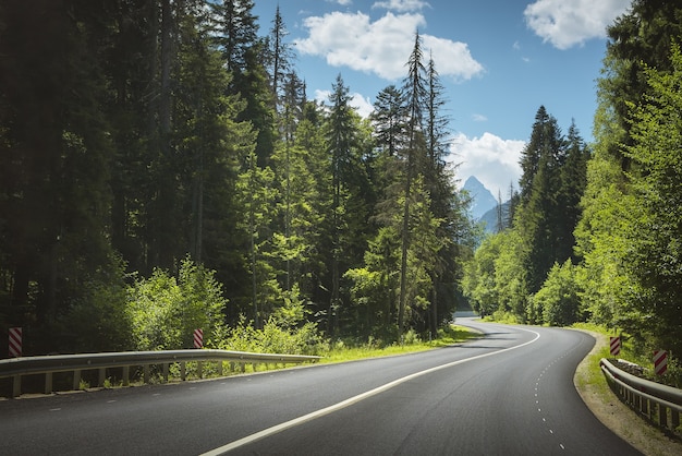 Route de montagne. Courbe de route. Voyage