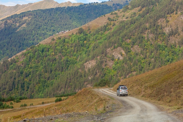 Route de montagne dangereuse à Touchétie, traverser la Géorgie. Caucase