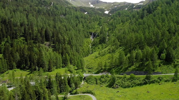 Une route de montagne dans les alpes suisses