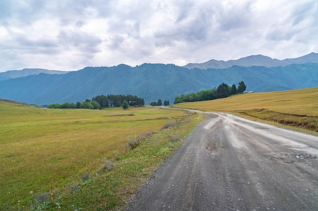 Route de montagne dans le village de haute montagne Tusheti, Omalo. Voyage en Géorgie