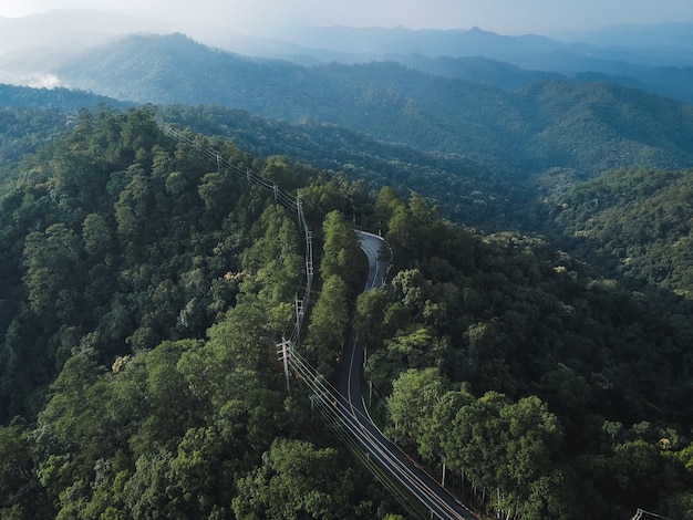 Route de montagne en forêt verte saison des pluies sous les tropiques
