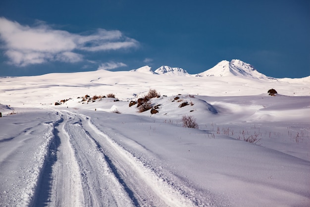 Route en montagne en hiver