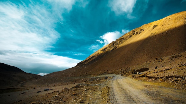 Route de montagne incroyablement belle à travers le Tibet occidental avec ciel bleu et blanc