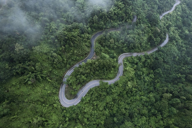 Route de montagne en jour de pluie et de brouillard, route de Pai