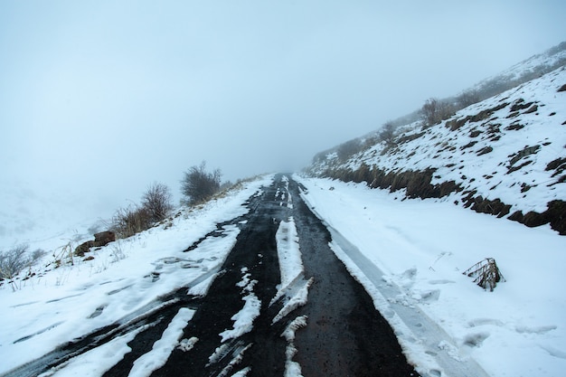 Route de montagne en journée d'hiver enneigée