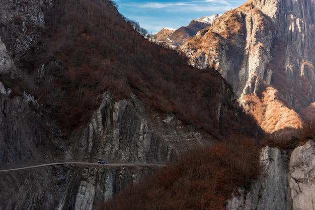 Route de montagne le long de falaises abruptes