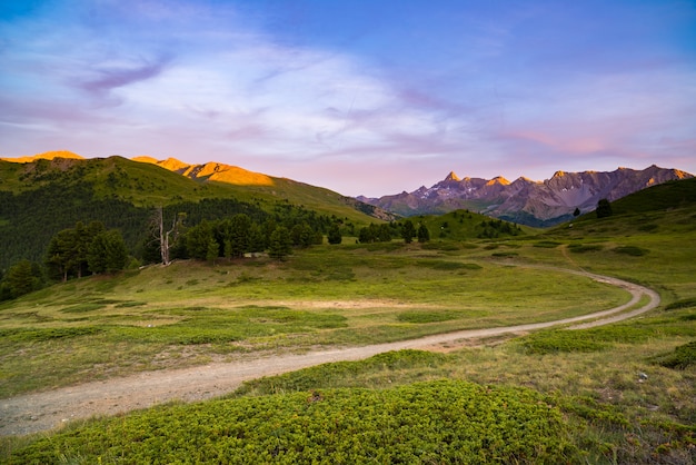 Photo route de montagne menant au col de haute montagne en italie