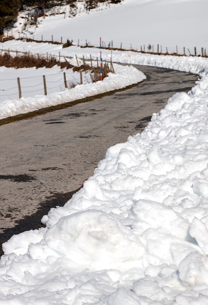 Route De Montagne Avec De La Neige Accumulée Sur Les Côtés Par Le Chasse-neige