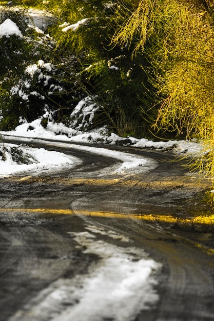 route de montagne avec de la neige et des courbes