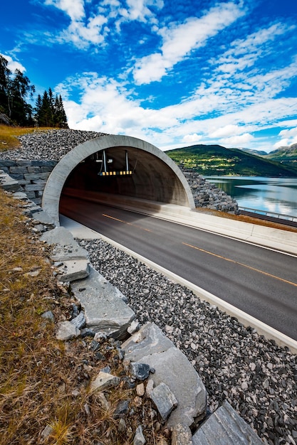 Route de montagne en Norvège. L'entrée du tunnel.