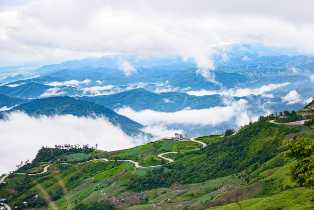 Route de montagne à (phu tubberk) dans le parc national de Phu Hin Rong Kla