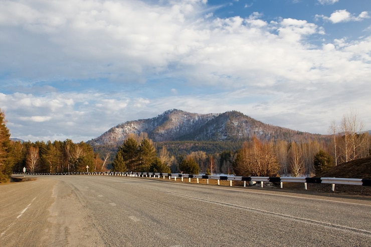 Photo route de montagne route vers une zone sauvage