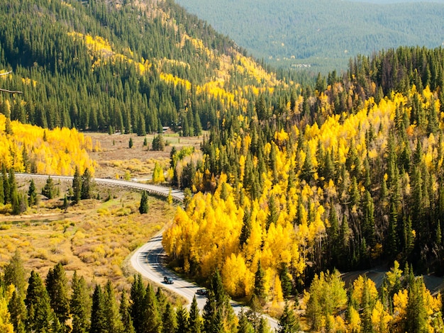 Une route de montagne rurale avec une courbe en "S" sinueuse. Paysage d'automne dans le Colorado.