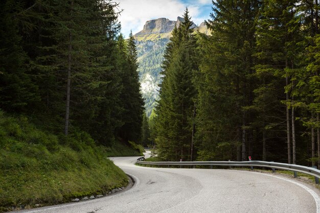 Route de montagne - serpentine dans les montagnes Dolomites, Italie