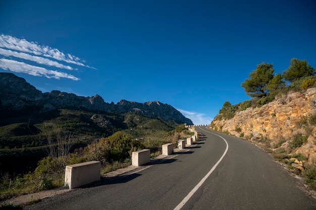 Route de montagne sinueuse entre le village de Jalon et la montagne Bernia Marina Alta Costa Blanca Alicante