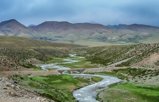 Route de montagne à travers la vallée au Tibet