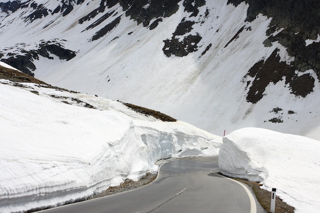 Route à la montagne