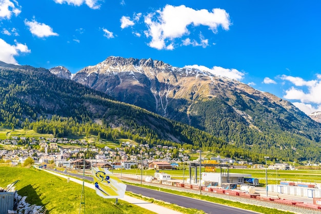 Route avec les montagnes des Alpes Samedan Maloja Graubuenden Switzerl